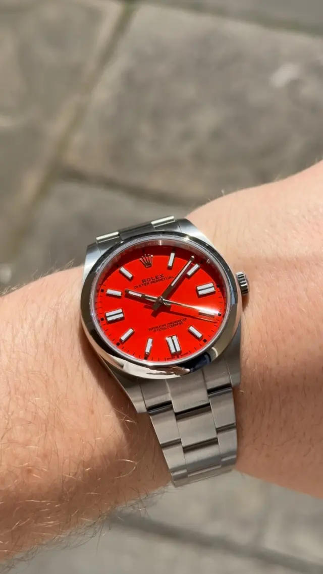The Coral Red Rolex Oyster Perpetual 41 is truly a watch for the summer ☀️

#summer #rolex #oysterperpetual #op41 #rolexop41 #coralred #reddial #redrolex #datejust #submariner #subdate #gmt #nodate #summerwatch #boxandpapers #fullset #newunworn #discontinued #timepiece #luxurywatch #cityofbath #watchesofbath #wob #bath